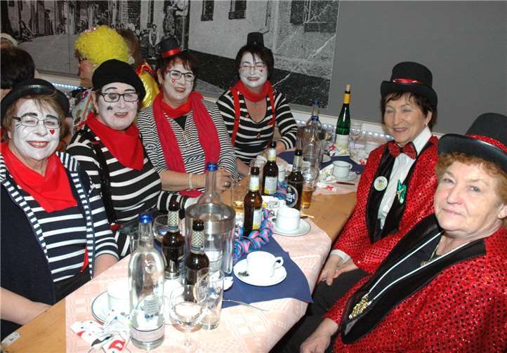 Die Kreis-Landfrauen feierten im bunten Karnevalszwirn ausgiebig Fastelovend Karneval der Frauen in Barweiler. UM