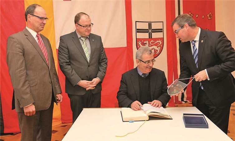Prominenter Besuch in der Eifel Kreisbeigeordneter Horst Gies überreicht das Glaswappen des Kreises an den Maltesischen Minister für Bildung und Arbeit Evarist Bartolo.