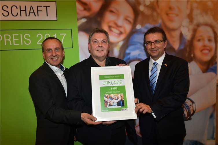 Lahnsteiner Autor mit Lotto-Kunstpreis ausgezeichnet Kulturminister Prof. Konrad Wolf (links) und Lotto-Geschäftsführer Jürgen Häfner (rechts) gratulieren dem Kunstpreisgewinner Michael Eisenkopf. Foto: Peter Seydel