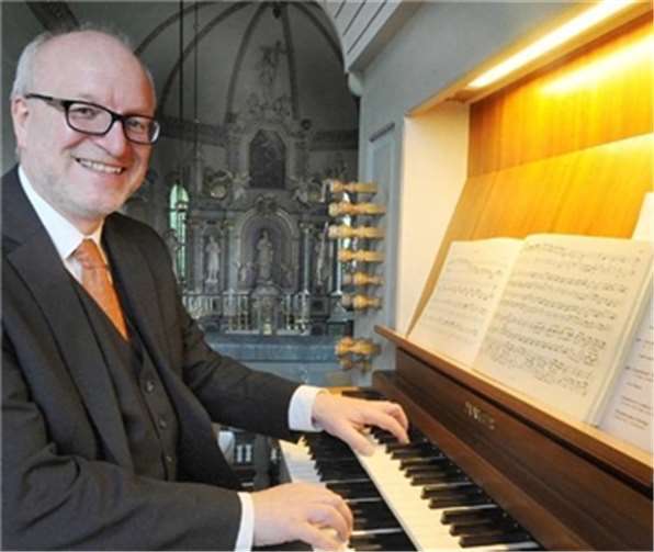 Drei kulturelle Paukenschläge Kurt-Ludwig Forg an der Mayer-Orgel der Wallfahrtskapelle Maria Geburt in Pützfeld.