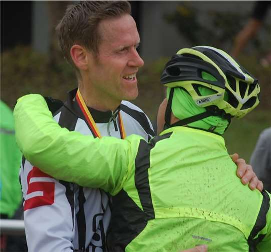 Neuer Teilnehmerrekord aufgestellt Marathon-Sieger Ingo Neumann von der Spvgg Nickenich nimmt erste Glückwünsche entgegen.