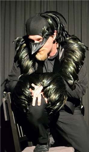 Drei kulturelle Paukenschläge Markus Veith als schauriger Rabe in Edgar Allen Poe’s Gruselstück „Einst, um eine Mitternacht“.
