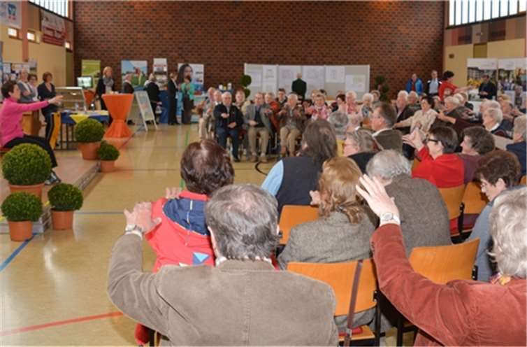 Erster Seniorentag in der Verbandsge-meinde Rengsdorf wurde ein voller Erfolg Melanie Anhäuser brachte die Senioren mit einer Stuhlgymnastik in Schwung. Horst Bodzian