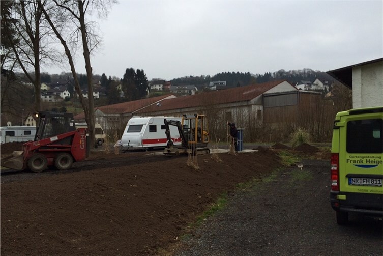 Frühlingsputz an Wied und Weihern Mit Unterstützung ortsansässiger Unternehmen konnte auch die um den ehemaligen Kurpark erweiterte Fläche des Campingplatzes saisonfein gemacht werden. privat