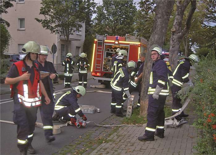 Erfolgreiche Übung des Löschzugs 2 Mit ausgerollten Schläuchen versucht "Höhenlöschtrupp" 2, des Brandes Herr zu werden.