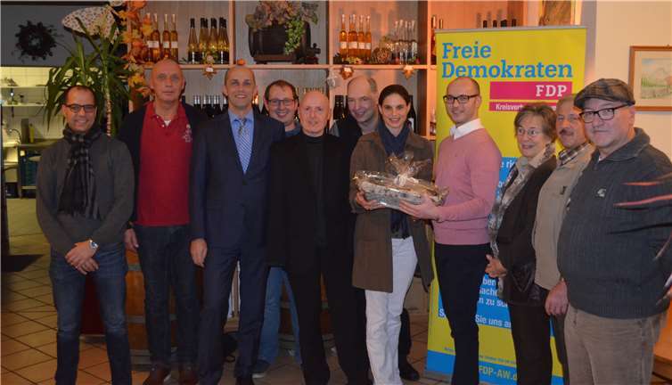 Sebastian Peter Czernik führt die Freien Demokraten an Mit neuem Schwung wollen Sebastian Czernik (4. von rechts) zusammen mit Karl-Heinz Kreuzberg (rechts) und Rudi Josten (2. von rechts) als neu gewählter Vorstand die FDP in der Verbandsgemeinde Altenahr wieder in Schwung bringen. Unterstützt werden sie dabei auch von den Mitgliedern des Kreisvorstandes der FDP, Christina Steinhausen (5. von rechts), Ulrich van Bebber (7. von rechts) und dem FDP-Bezirksvorsitzenden Alexander Buda (3. von links).