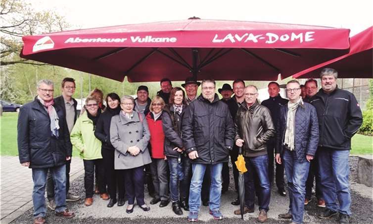 Schwimm-Meister Hilger und Museumsleiter Helmut Koll standen Rede und Antwort Museumsleiter Helmut Koll -zweiter v. links- hieß die Ratsmitglieder vor dem Lava Dome unter einem Sonnen-, beziehungsweise Regenschirm willkommen.