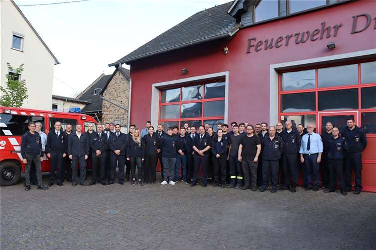 Zwei weitere Kameraden verstärken die Wehr