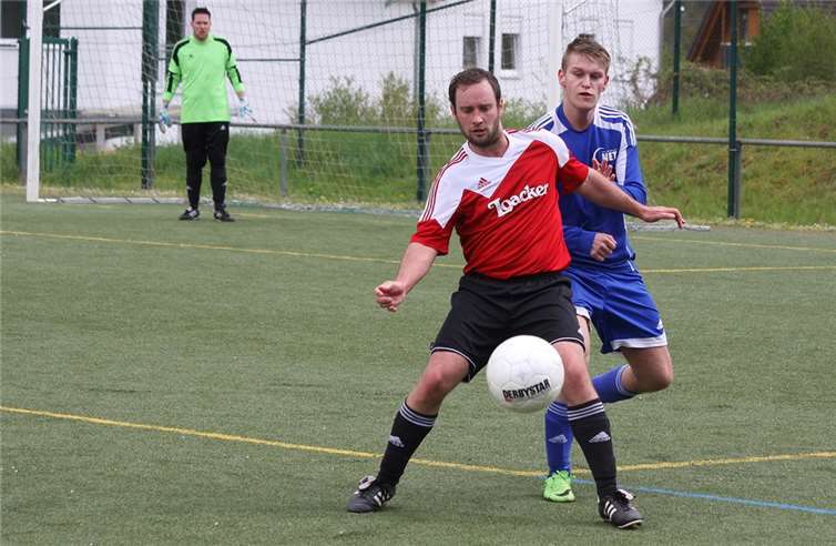 Revanche für die Pokalniederlage geglückt Nils Uhrmacher behauptet den Ball vor seinem Gegenspieler.privat