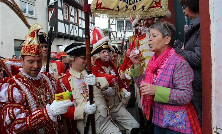 Alte und Freie Herrlichkeit Erpel hat mit Oli I. einen blaublütigen Regenten Nur kurzzeitig wichen die Stadtsoldaten vor den Seifenblasen der Rathausverteidiger zurück.DL