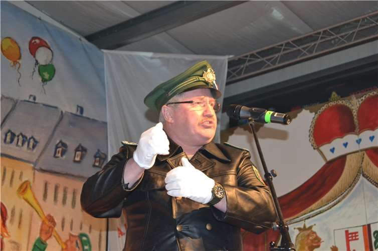 „Prinzenlos durch die Nacht, das ist die neue Fasenacht“ Polizist Rainer Roos war auch als „Hebammer“ schon einmal recht unerfolgreich im Einsatz. Ute Weiner