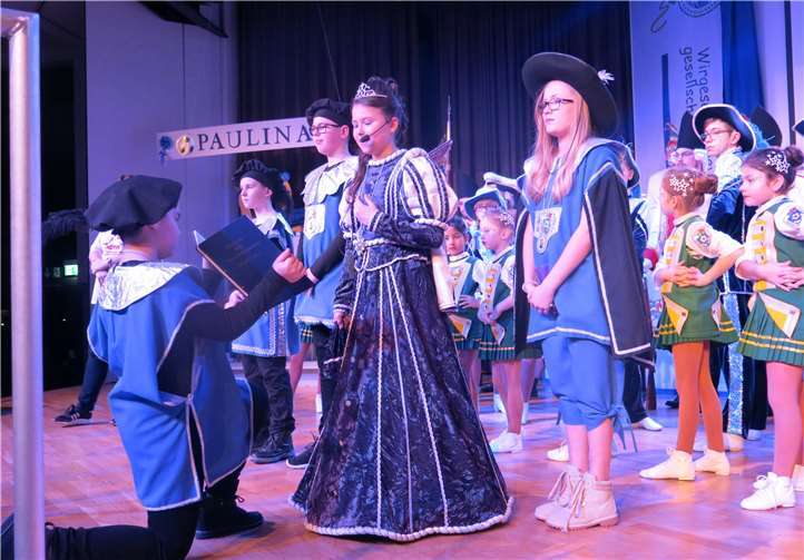 „Närrische Nacht“ elektrisierte in Wirges  Prinzessin Paulina I. hält eine Ansprache an das närrische Volk. WR