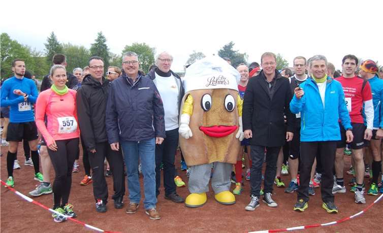 Neuer Teilnehmerrekord aufgestellt Prominente Gäste: Der Mendiger Stadtbürgermeister Hans Peter Ammel (3.v.l.), Jörg Lempertz (rechts neben Maskottchen „Lohni“), Bürgermeister der Verbandsgemeinde Mendig, statteten dem Vulkan-Marathon ebenfalls einen Besuch ab. Gemeinsam mit Alfred Haupt, Bäckermeister und Eventbäcker und bei der Firma Lohner seit sechs Jahren hauptverantwortlich für den Lauf wohnten gemeinsam dem Startschuss von Klaus Jahnz bei. SK