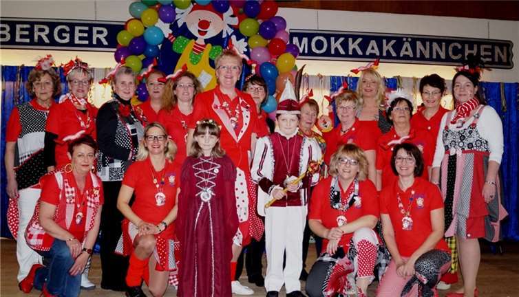 Bunte Kinderschar feierte was das Zeug hielt Pünktlich um 14:11 Uhr eröffnete die Obermöhn Elke Köster von den Mokkakännchen aus Ohlenberg im Kasbacher Bürgerhaus den Kinderkarneval.privat