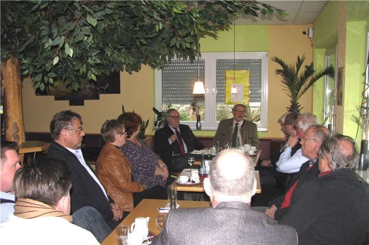 Politischer Frühschoppen Rege Diskussionen gab es beim politischen Frühschoppen.H. Kempf