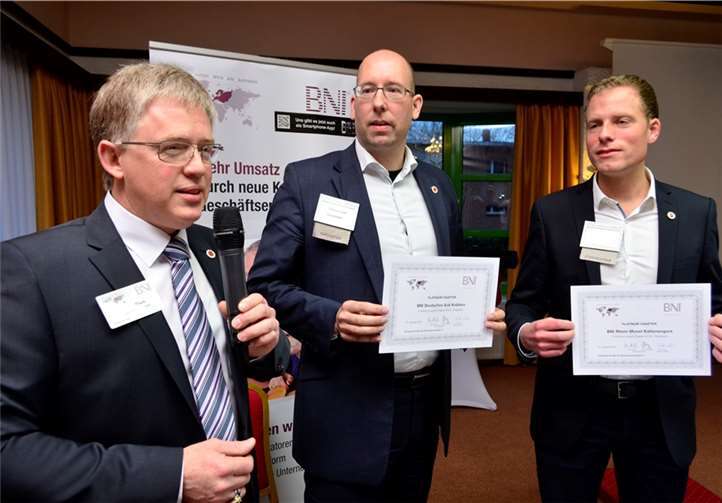 Unternehmer setzen auf Empfehlungskultur Regional Direktor Peter Blum (v.li.) überreichte Urkunden für die Premium Chapter an Thomas Hoff und Thomas Paulus.