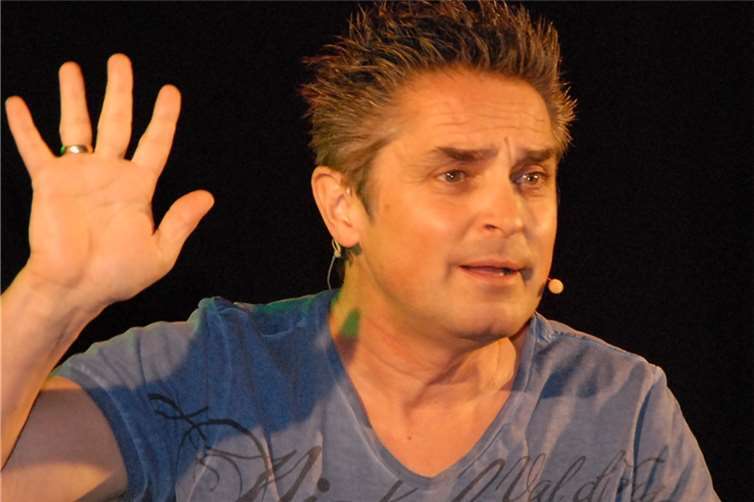 Die Kanzlerin als Teflon-Botschafter Roberto Capitoni war der „Leitwolf“ unter den drei Kabarettisten beim 1. Melsbacher Comedy-Abend. KER