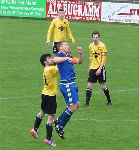 Eine unglückliche Derbyniederlage SG-Kapitän Christopher Butzen (blau) im Kopfballduell. LS