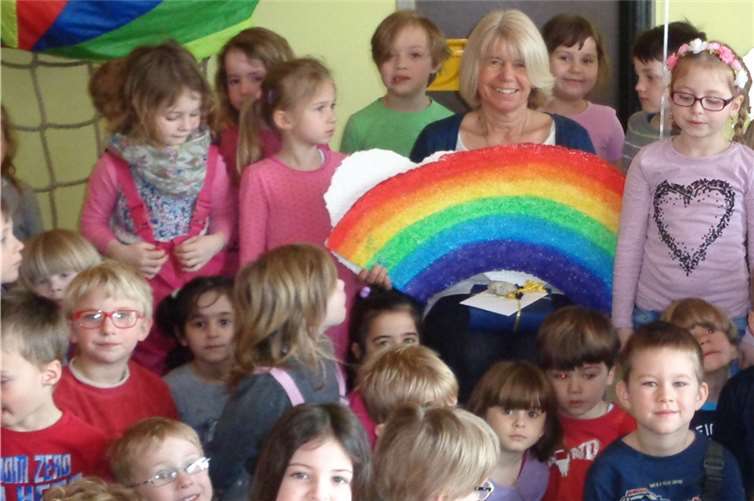 Die Überraschung war gelungen Sabine Schmitt mitten unter ihren lieben Kindern. privat