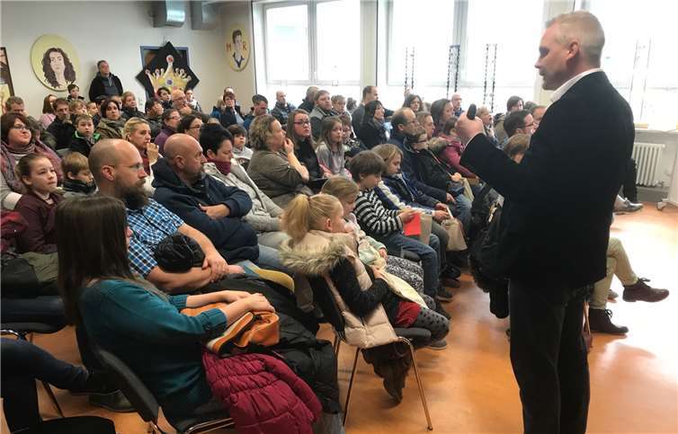 Die behütete Schule von nebenan…..  Schulleiter Timo Djelassi begrüßte die Eltern in der Aula.