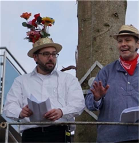 Dreitägiges Fest gefeiert Schussmeister Dirk Schwantuschke (re.) und Karsten Mohr gaben ihre Anekdoten zum Besten.