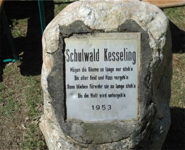 Neuer Schutzpilz eingeweiht Seit 1953 existiert der Schulwald Kesseling.