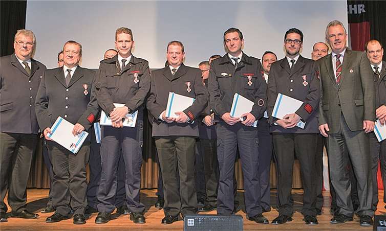 „Die Feuerwehr ist die günstigste Beruhigungspille“ Seit 25 Jahren sind diese Kameraden in der Rheinbacher Feuerwehr aktiv.