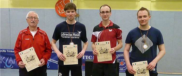 Peter Klöckner gewinnt erneut Brettchenturnier Siegerehrung beim Brettchenturnier des TTC Karla (v.l.): Gottfried Schneider (3.), Marvin Krupp (2.), Peter Klöckner (1.), Stefan Mauel (3.).privat