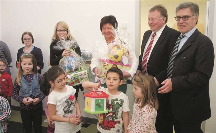 Viel Licht in hellen Räumen  Sinzigs Bürgermeister Wolfgang Kroeger und Landrat Dr. Jürgen Pföhler freuten sich gemeinsam mit dem Team der Kindergartentagesstätte Storchennest und den Kindern über den lichtdurchfluteten Neubau.