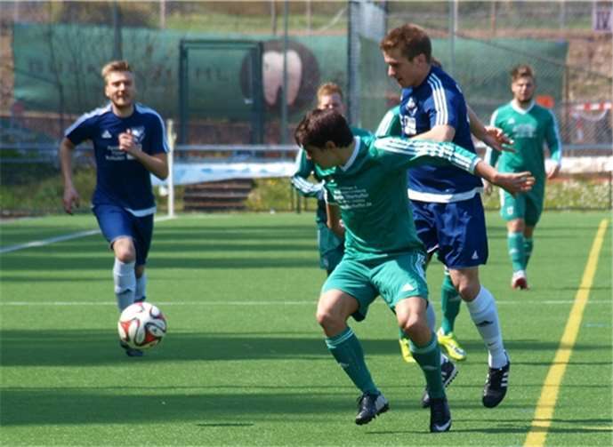 Rheinland weiter auf Meisterkurs Spielertrainer Johannes Grober bereitete das 1:0 vor.HEB