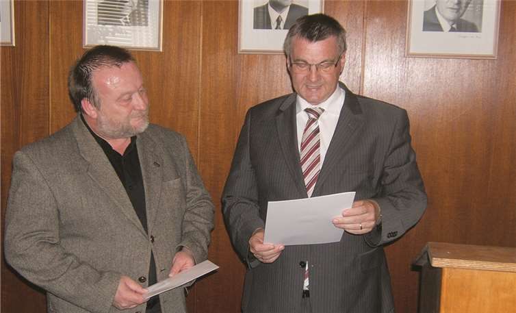 Ein engagierter Naturschützer Stefan Rosenzweig (l.) konnte aus den Händen von Dr. Alexander Saftig die Ehrennadel des Landes Rheinland-Pfalz entgegennehmen. Der Landrat würdigte in seiner Laudatio das Wirken des Vorsitzenden der ARGE Nette. privat
