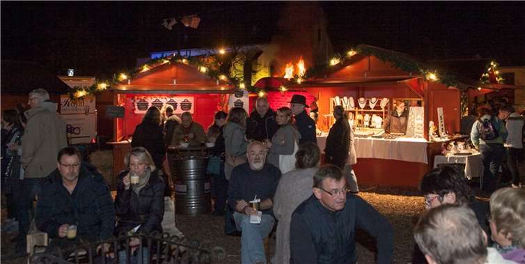 Beikircher, Brennteam und Bratäpfel begeisterten Stimmungsvoll war der Dorfplatz in Adendorf dekoriert bei achten Martinsmarkt.