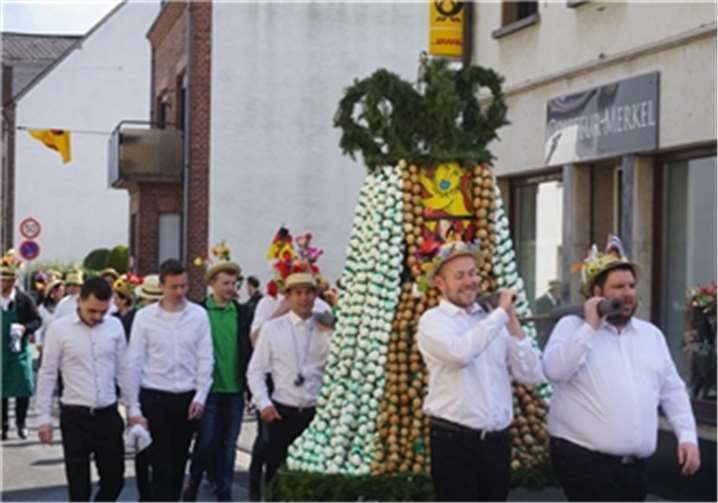Dreitägiges Fest gefeiert Stolz präsentierte die Kirmesgesellschaft die Eierkrone. STUKO