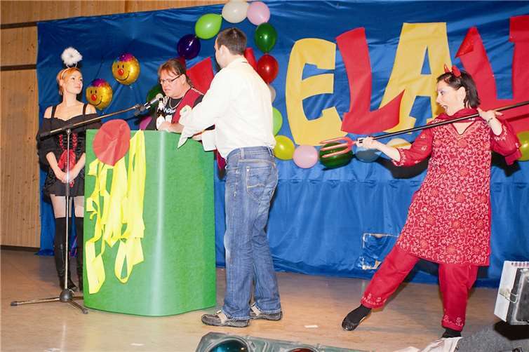 Super Stimmung in der Sängerhalle  Thorsten Höger und Raimund Ebertz zeigten die fünf Stufen des Alkoholgenusses und wurden von einem Engel und dem Teufel unterstützt.