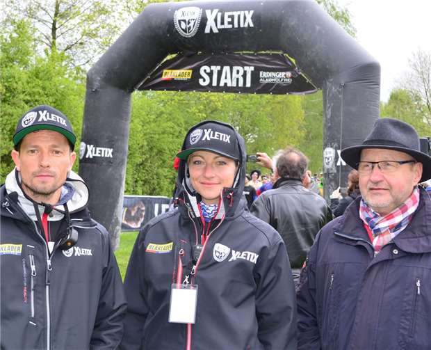 Trotz Kälte gab es Schlammbäder Über das gelungene Event freuten sich der Geschäftsführer Jannis Bandorski (v.l.), Organisatorin Katja Beyer und Stadtbürgermeister Guido Job. HEP
