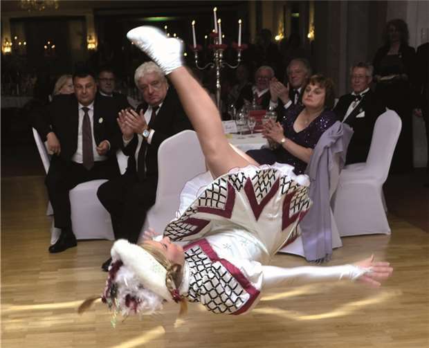 Goldener Narr fürs „goldisch Margitsche“  Über den Gardetanz von RKK Solomariechen Jennifer Jager konnten die Zuschauer nur staunen.