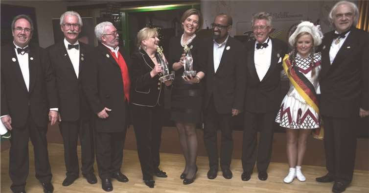 Goldener Narr fürs „goldisch Margitsche“  Über den Goldenen Narr freuten sich nicht nur die Geehrten Mitte, sondern auch Laudatoren und RKK Vorstand.