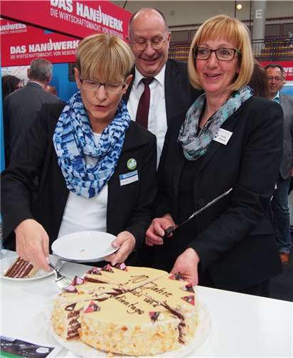 Der Wegweiser durchs Berufe-Universum Über die Torte zum zehnjährigen Jubiläum am HWK-Stand, freute sich auch Bernhard Meiser, Geschäftsführer Aus-und Weiterbildung der IHK Koblenz.