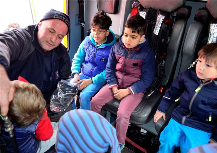 Die Drehleiter war der Hingucker Unter Aufsicht durften sich die Kinder auch in die Fahrzeuge setzen.