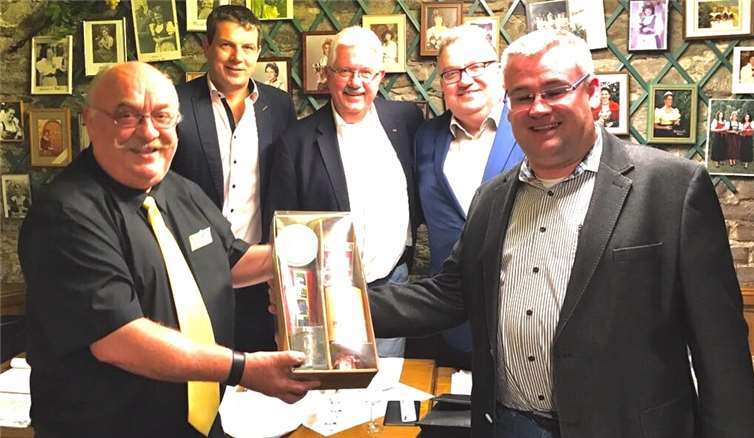Erstmalig eigenen Wein verkostet  V. l. Martin Tillmann, Alexander Krahe, Eduard Krahe, Ralf Kurtenacker, Stefan Faßbender. WGR
