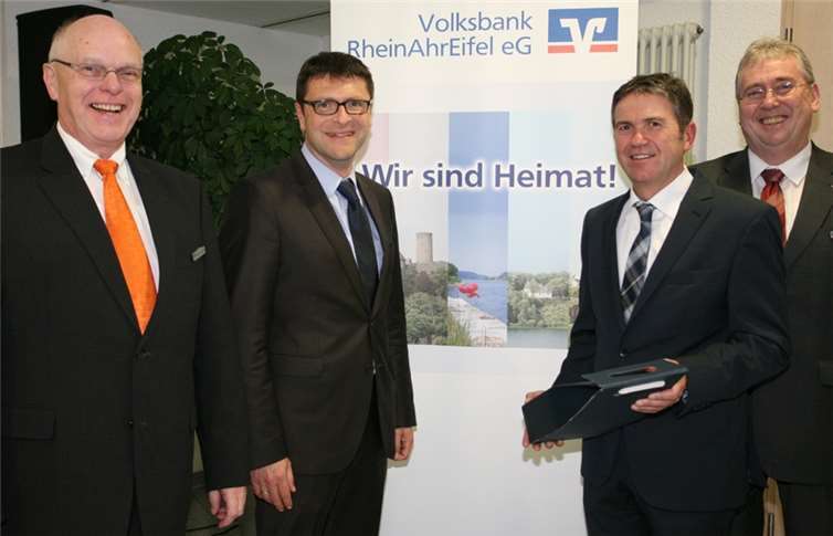 „Altersvorfreude jetzt sichern“ Verschafften den Mitgliedern tiefe Einblicke, wie die gesetzliche Rentenversicherung funktioniert: Filialleiter Werner Dieler, Regionaldirektor MayenRhein Oliver Engels, Referent Hans Peter Retterath und Prokurist Bruno Jaeger als Verantwortlicher für die Mitgliederforen. WE