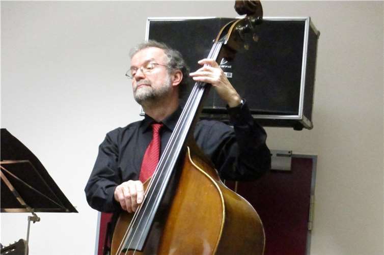 Großartiges Geburtstagskonzert Vielfältige Musikinstrumente wurden zu Gehör gebracht. Wie auch ein Kontrabass, das tiefste und größte Streichinstrument.