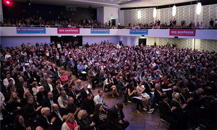 650 Meisterbriefe an Handwerker aus 25 Gewerken verliehen Volles Haus bei der Meisterfeier der Handwerkskammer Koblenz in der Rhein-Mosel-Halle: 1.800 Gäste feierten die 650 Jungmeisterinnen und Jungmeister.