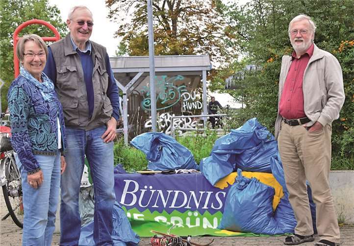 Rheinbacher Bahnhof ist nun etwas sauberer – aber wie lange? (Von links) Doris Kübler, Joachim Schollmeyer und Heribert Schiebener freuten sich über den entsorgten Müll. privat