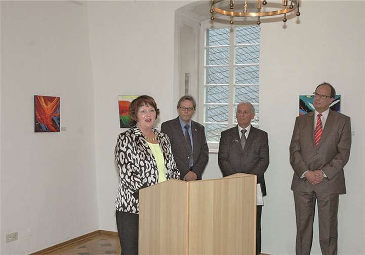 Der Künstler Anthony Casuana aus Malta stellt farbenfrohen Bilder aus Vorsitzende Kunstförderverein EifelArt Dietlind Greifenhagen, Präsident Deutsch-Maltesische Gesellschaft Christian Launer, Künstler Anthony Casuana, Stadtbürgermeister Arnold Hoffmann.