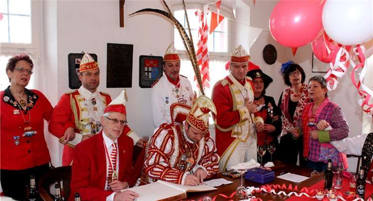 Alte und Freie Herrlichkeit Erpel hat mit Oli I. einen blaublütigen Regenten Während Oli I. als Regent von Erpel „arbeiten“ musste, konnte der Rest der Festgesellschaft fröhlich schunkele.