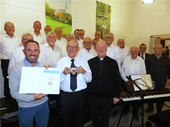 Kirchenchor St. Cäcilia feierte 200. Gründungsfest Während seiner 200-Jahr-Feier wurde der Kirchenchor St. Cäcilia Hambuch mit der Palestrina-Medaille in Gold ausgezeichnet. Fotos: TE