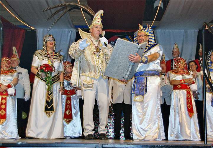 In Eitelborn waren die Narren los  Würdevoller Auftritt des Prinzenpaares aus Höhr-Grenzhausen.