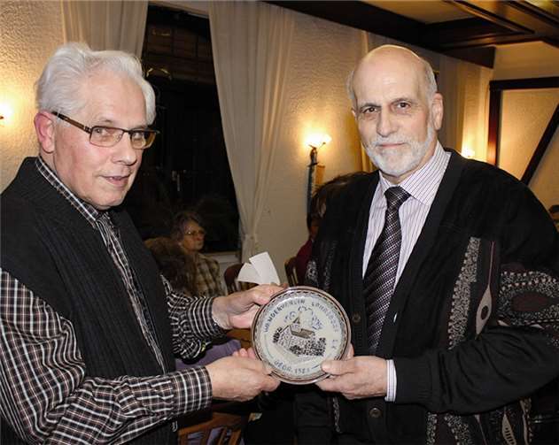 Der Wanderverein Lohrsdorf feierte seien Geburtstag  Zu 1000 Wanderkilometer gratulierte der Vorsitzende Heinz Müller (li) Reinhold Becker.