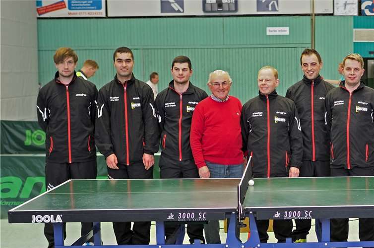 Großer Erfolg der ersten Herrenmannschaft (v.l.) Marcel Wickert, Abdullah Gülüm, Carmelo Campailla, erster Vorsitzender Gottfried Brubach, Friedhelm Paus, Daniel Hostmann, Heiko Ziolkowski, Marvin Steinberg, Sponsor Stefan Muscheid und zweiter Vorsitzender Horst Peine.privat